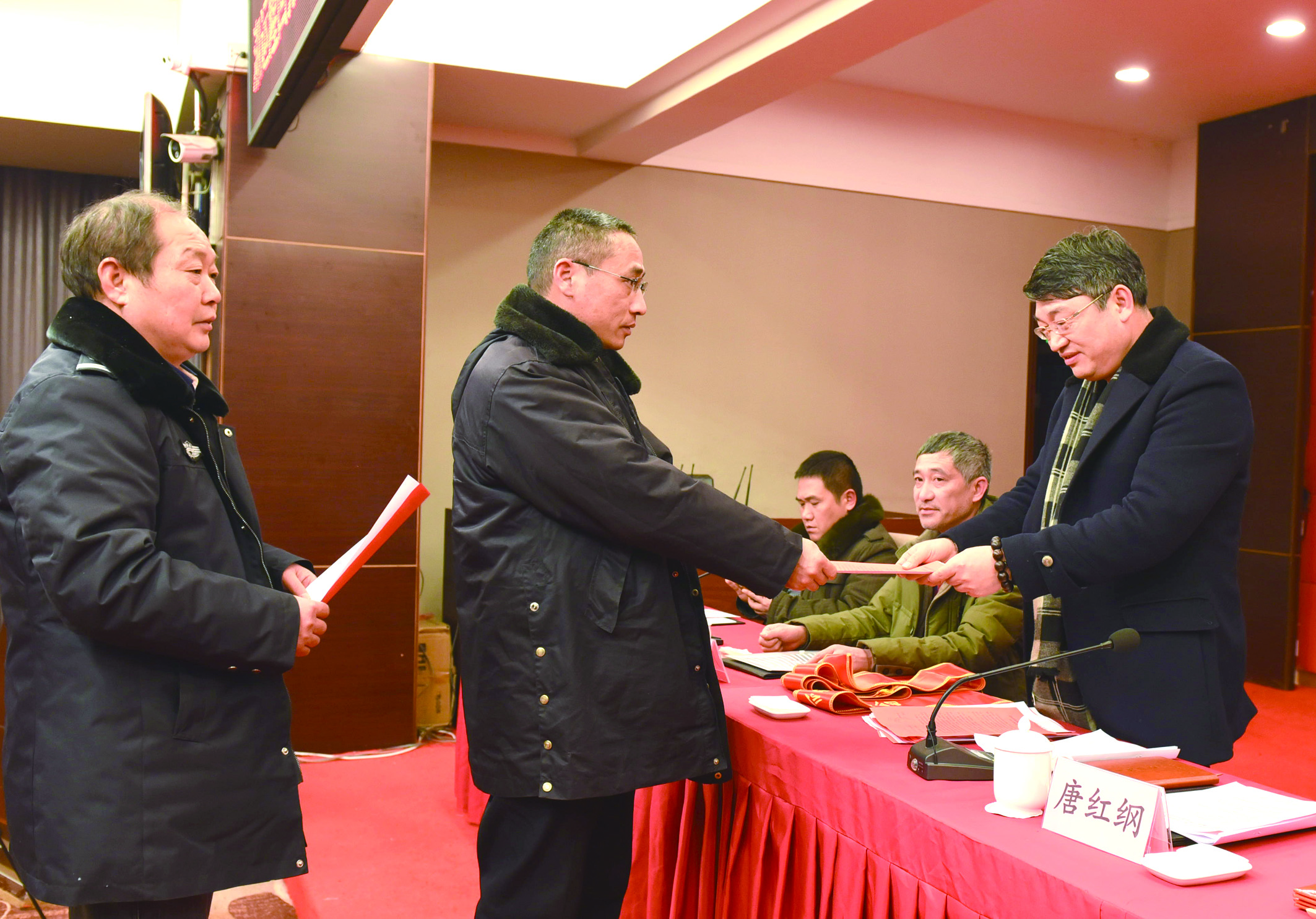 1月30日，隆回分公司召開2017年工作總結(jié)表彰大會(huì)暨2018年春運(yùn)工作動(dòng)員大會(huì)。