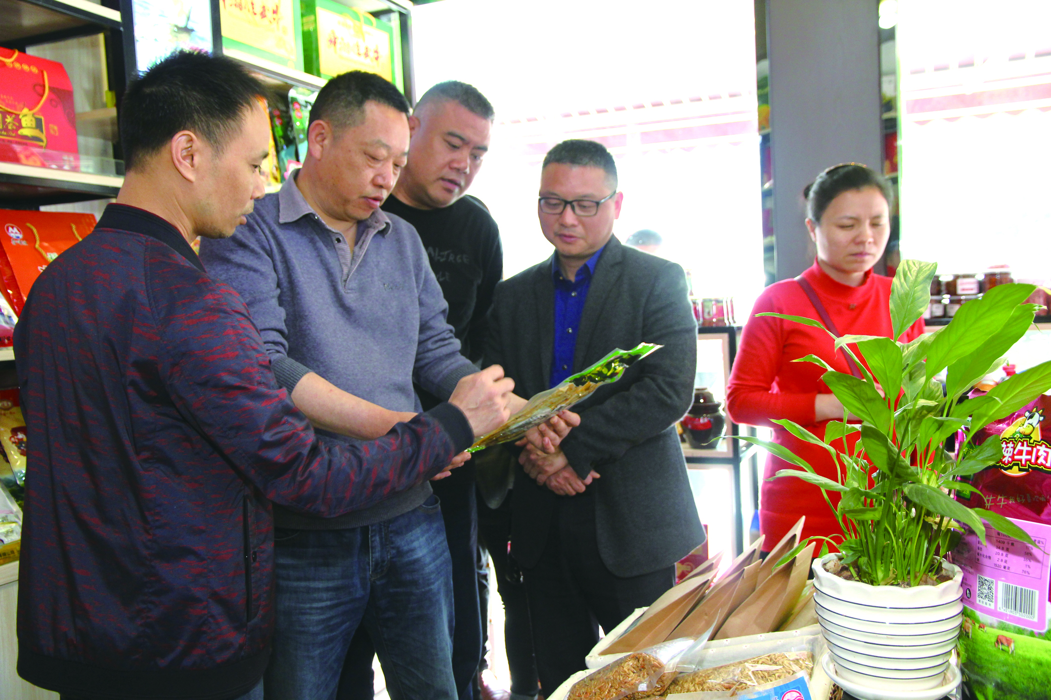 集團公司董事、副總經(jīng)理何偉紅帶領(lǐng)骨干學(xué)員在郴汽集團考察“郴味特產(chǎn)”