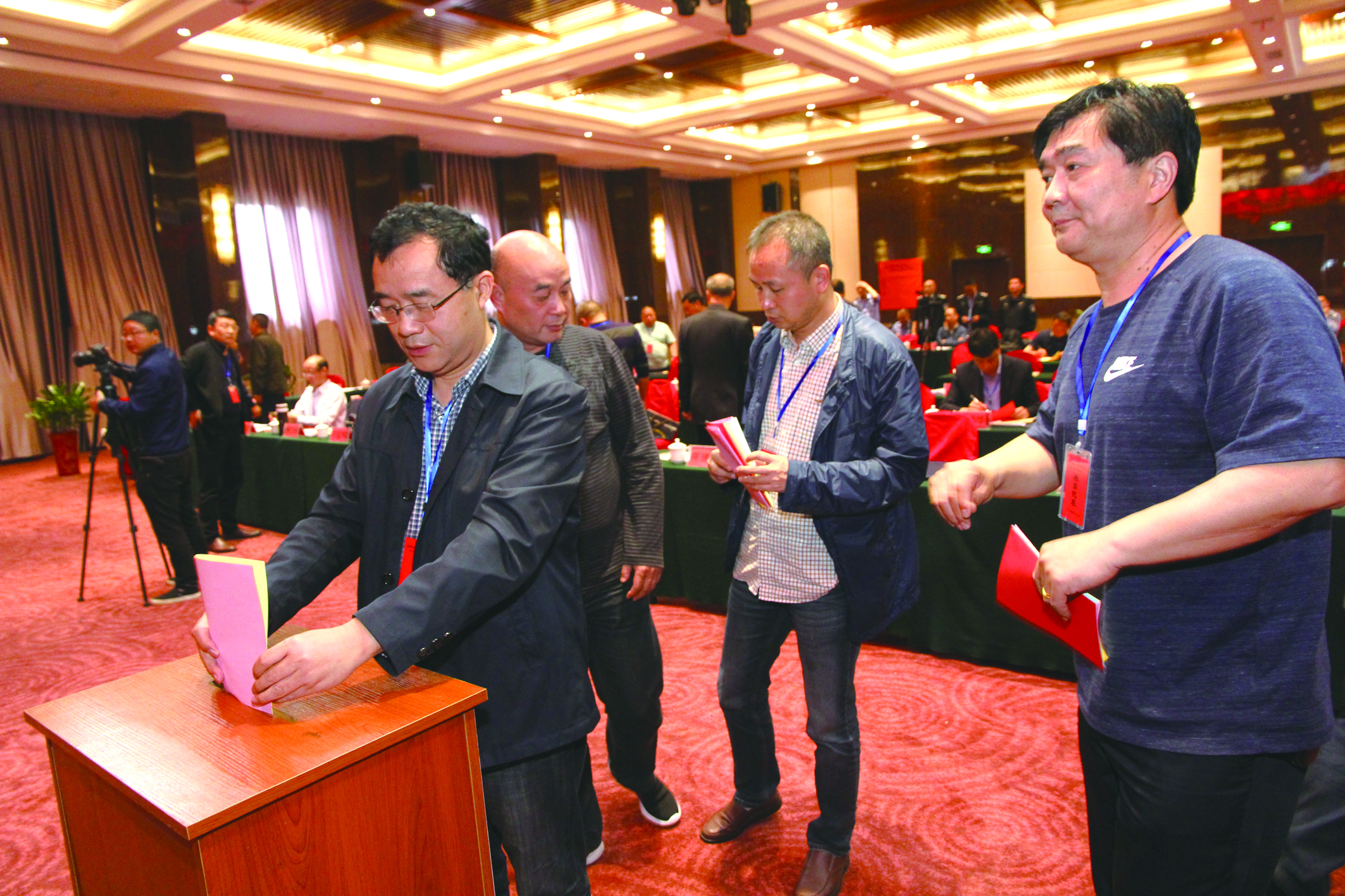 圖為第一屆五次股東代表在投票選舉。