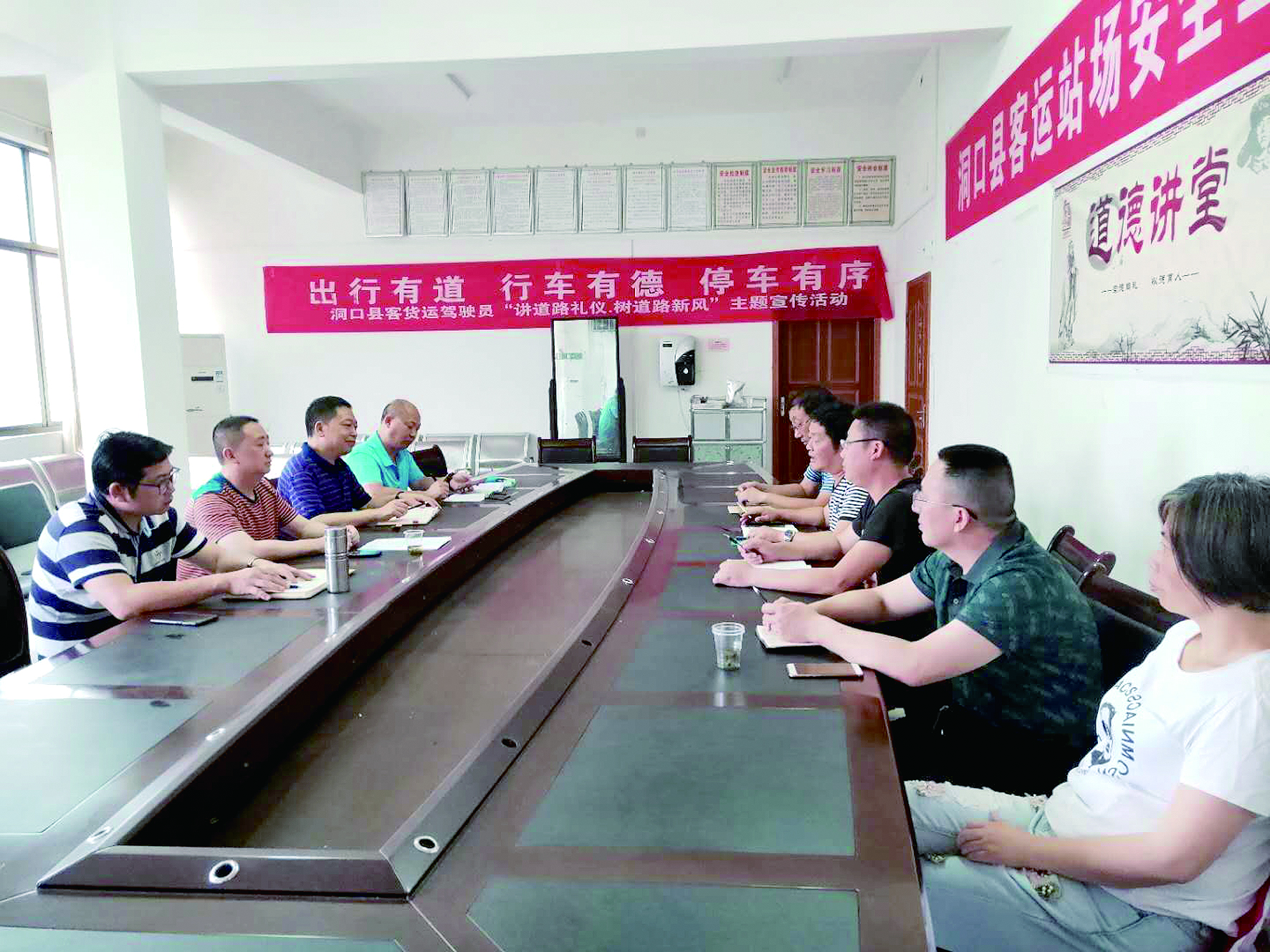 6月12日至13日，集團(tuán)公司董事、副總經(jīng)理唐新宇率辦公室、房產(chǎn)基建、企管部門負(fù)責(zé)人深入分公司就門面合同等事項進(jìn)行核查和清理，并對門面經(jīng)營狀況調(diào)研。據(jù)悉，兩天時間核對門面合同144份。 ? 為切實加強(qiáng)企業(yè)內(nèi)部管理，集團(tuán)公司決定對全司門面管理開展清理，成立集團(tuán)公司門面清理領(lǐng)導(dǎo)小組以抓好此項工作。圖為唐新宇（左二）在洞口客運(yùn)分公司部署相關(guān)工作。 祖冠 攝影報道