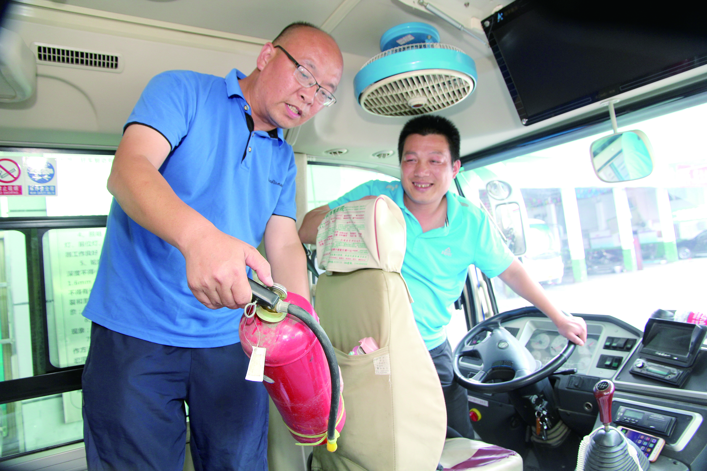 安全稽查兩不誤 ——記集團(tuán)公司優(yōu)秀共產(chǎn)黨員、隆回汽車西站副站長李擁政 肖秀華