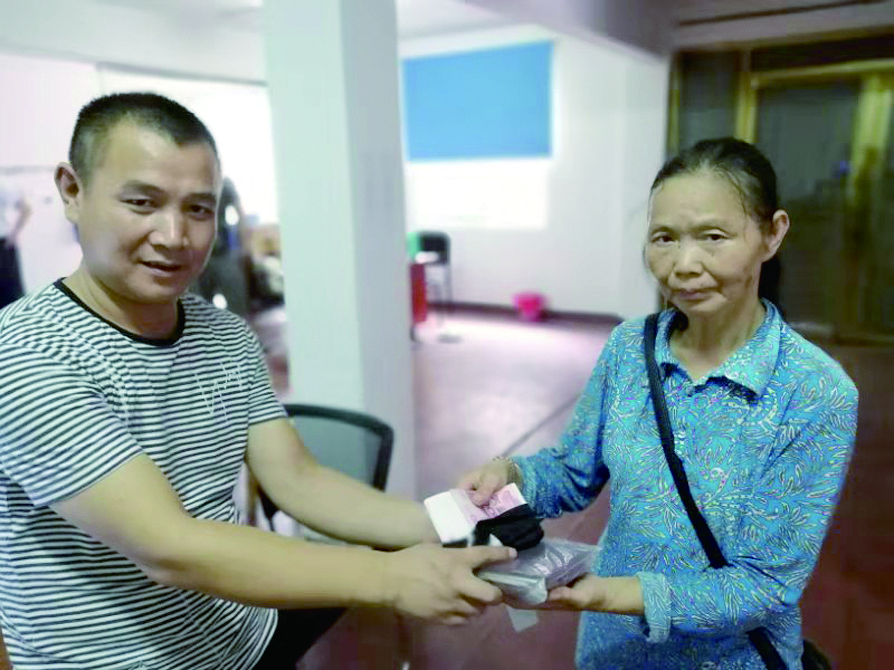 點贊！6500元現(xiàn)金完璧歸趙 （王智春 李高雄報道）